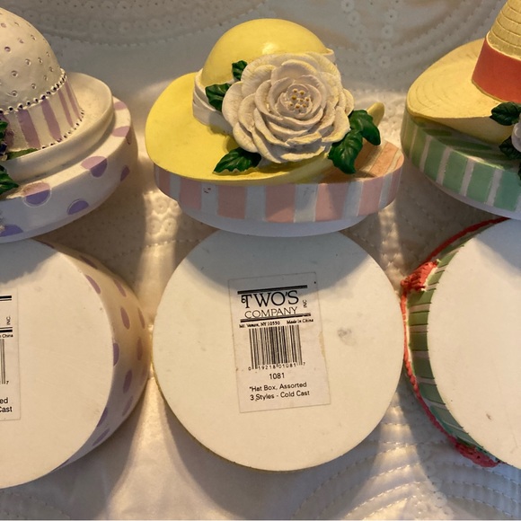 “Hat Box” Trinket Boxes by Twos Company. Set of 3 - Picture 4 of 9